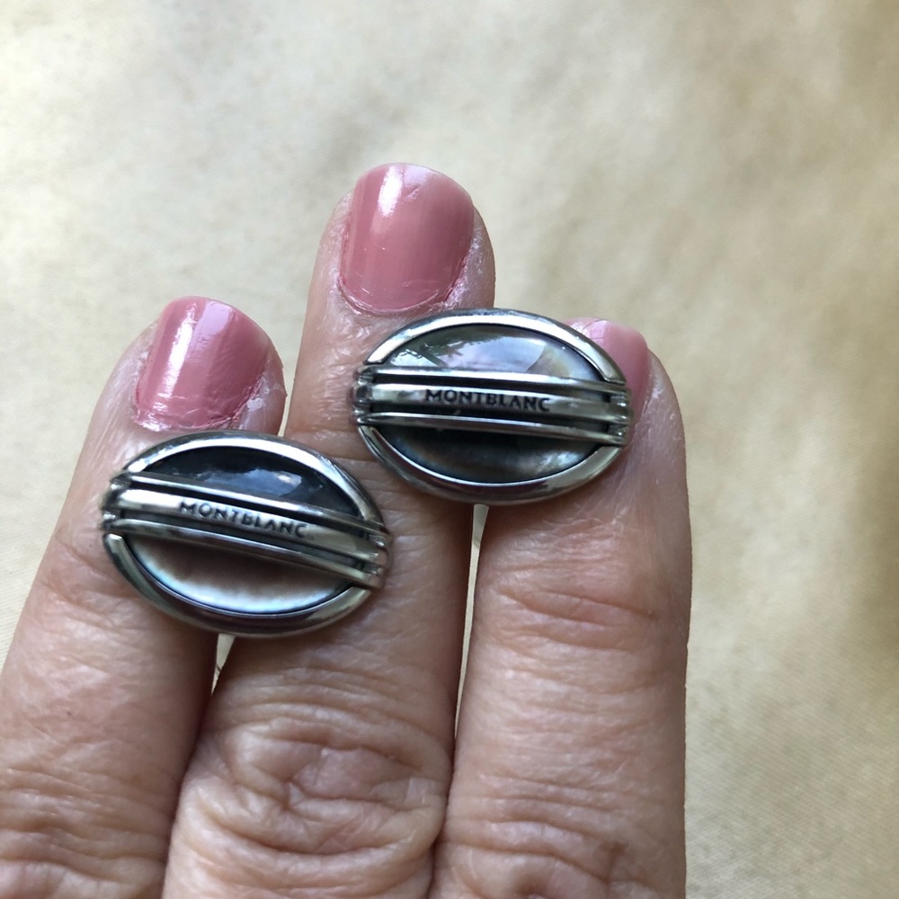 Montblanc pearl cuff links colors change with lighting